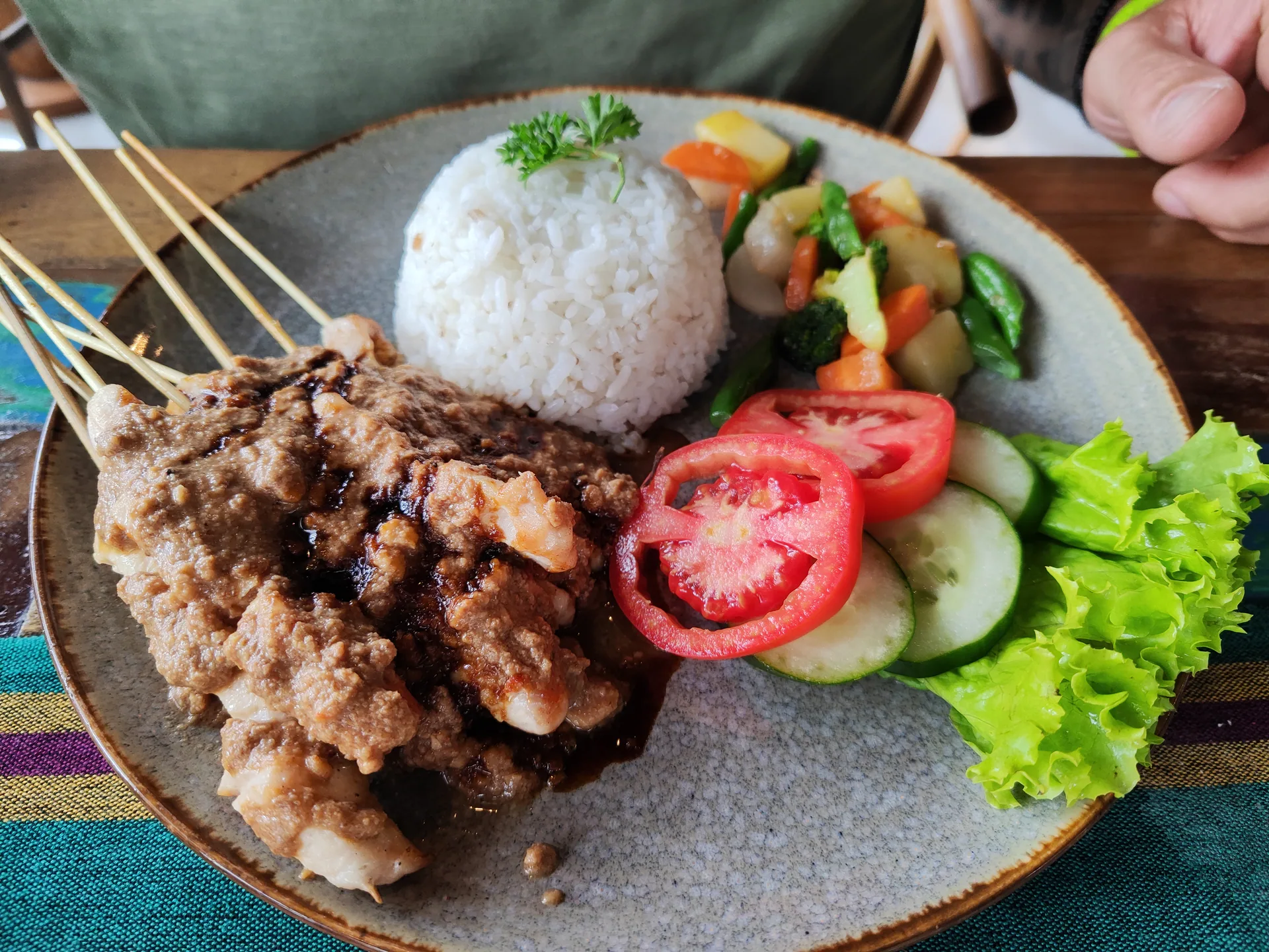 Balinéz satay rizzsel és friss köretekkel