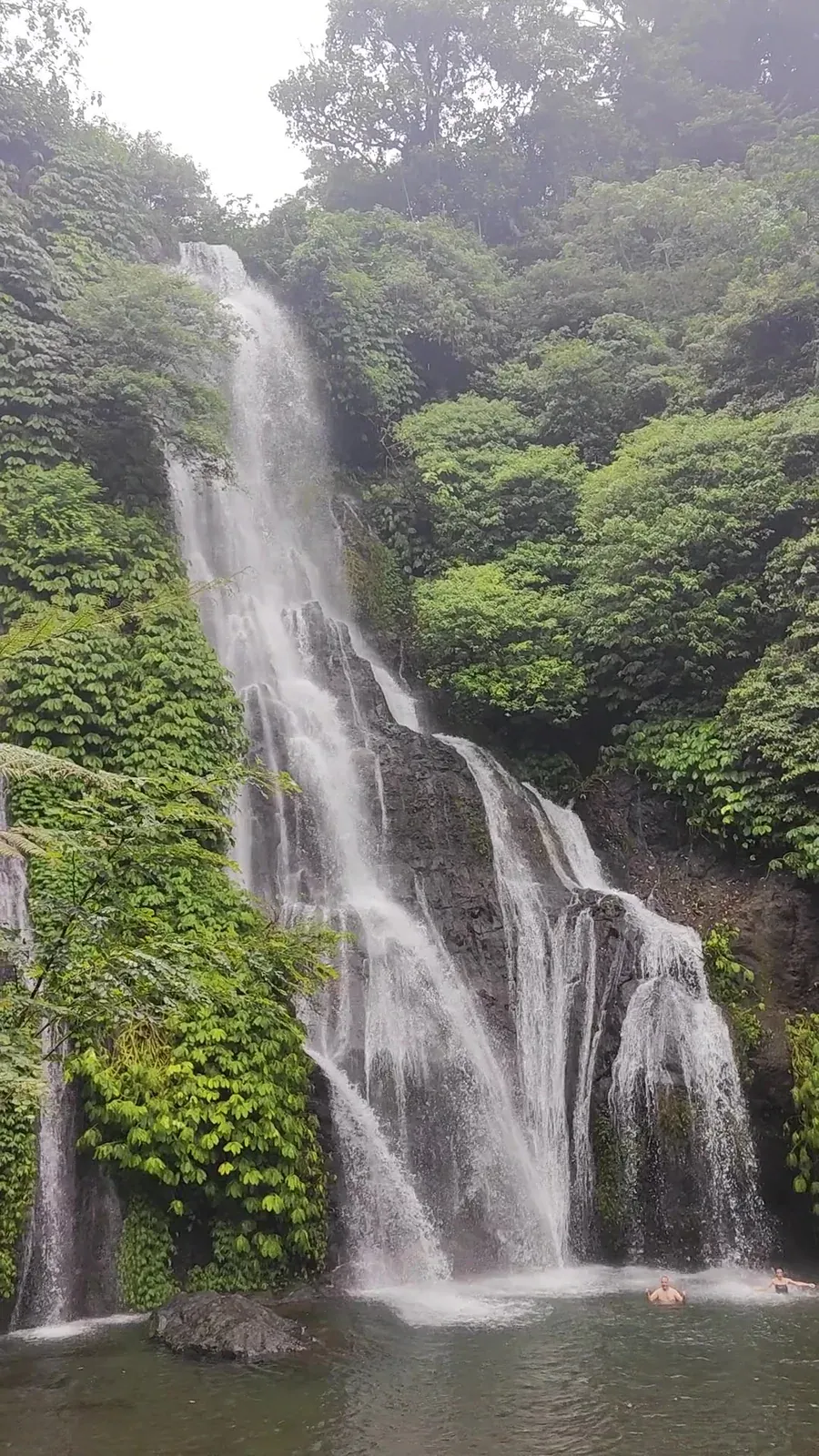 Bali egyik buja, többszintes vízesése