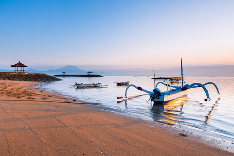 Hagyományos balinéz csónakok a tengerparton